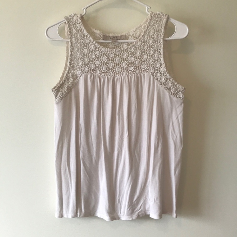 WHITE TANK TOP WITH LACE DETAILS